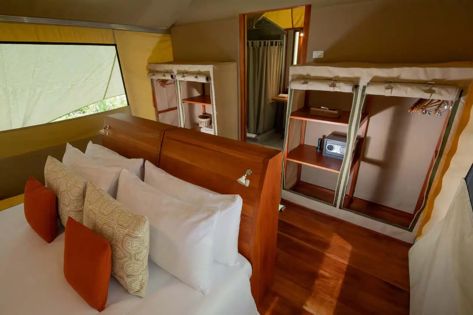 Galapagos Family Safari Luxury Tent - wardrobe